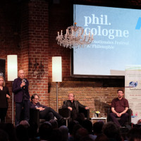 phil.cologne 2019: Gebärdensprachdolmetscherin (Loor Ens), Paul Kohtes (Identity Foundation), Gert Scobel, Michael von Brück und Ulrich Ott ©Ast/Juergens