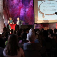 phil.COLOGNE 2023: 06.06.: Gute Wölfe, schlechte Wölfe. Wie wir positive und negative Gedanken beeinflussen können. Mit Veronika Schoop und Uwe Meier ©Ast/Juergens