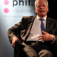 phil.COLOGNE 2023: 23.07.: Joachim Gauck: Erschütterungen. Was unsere Demokratie von außen und innen bedroht. Moderation: Joachim Frank ©Ast/Juergens