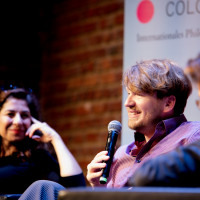 phil.COLOGNE 2025: 25.06. Traumaland – eine Spurensuche in deutscher Vergangenheit und Gegenwart. Mit Asal Dardan und Dmitrij Kapitelman. Mod.: Ferdos Forudastan ©Katja Tauber