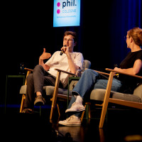 phil.COLOGNE 2025: 26.06. KlasseDenken: Müssen wir kämpfen? Über den Kriegsdienst. Mit Ole Nymoen. Mod.: Angela Furtkamp ©Katja Tauber