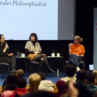phil.COLOGNE 2026: 08.06. KlasseDenken: Ziviler Widerstand – Wie wir wirksam handeln können. Mit Dalilah Shemia-Goeke und Lea Bonasera Mod.: Steffi Orbach © Hieronymus Rönneper