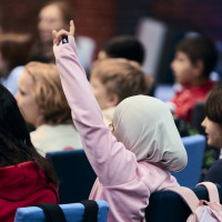 phil.COLOGNE 2026: 10.06. KlasseDenken: „Warum gibt es Krieg? Und wann ist endlich wieder Frieden?“ Mit Elisabeth Raffauf Mod.: Paulus Müller © Hieronymus Rönneper