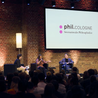 phil.COLOGNE 2026: 10.06. KlasseDenken: Pflicht zum Dienst oder Recht auf Frieden? Mit Marc Hinzmann und Mithu Sanyal Mod.: Ralph Erdenbürger © Hieronymus Rönneper