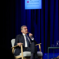 phil.COLOGNE 2026: 09.06. „Wann ist es Zeit zu gehen?“ – Über Angst, Verantwortung und Zugehörigkeit. Mit Michel Friedman Mod.: Sarah Zerback © Hieronymus Rönneper