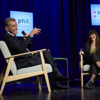 phil.COLOGNE 2026: 09.06. „Wann ist es Zeit zu gehen?“ – Über Angst, Verantwortung und Zugehörigkeit. Mit Michel Friedman Mod.: Sarah Zerback © Hieronymus Rönneper