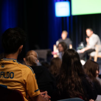 phil.COLOGNE 2026: 09.06. KlasseDenken: Klassismus. Warum Herkunft über Chancen entscheidet – und wie sich das ändern lässt. Mit Francis Seeck Mod.: Benni Bauerdick © Katja Tauber