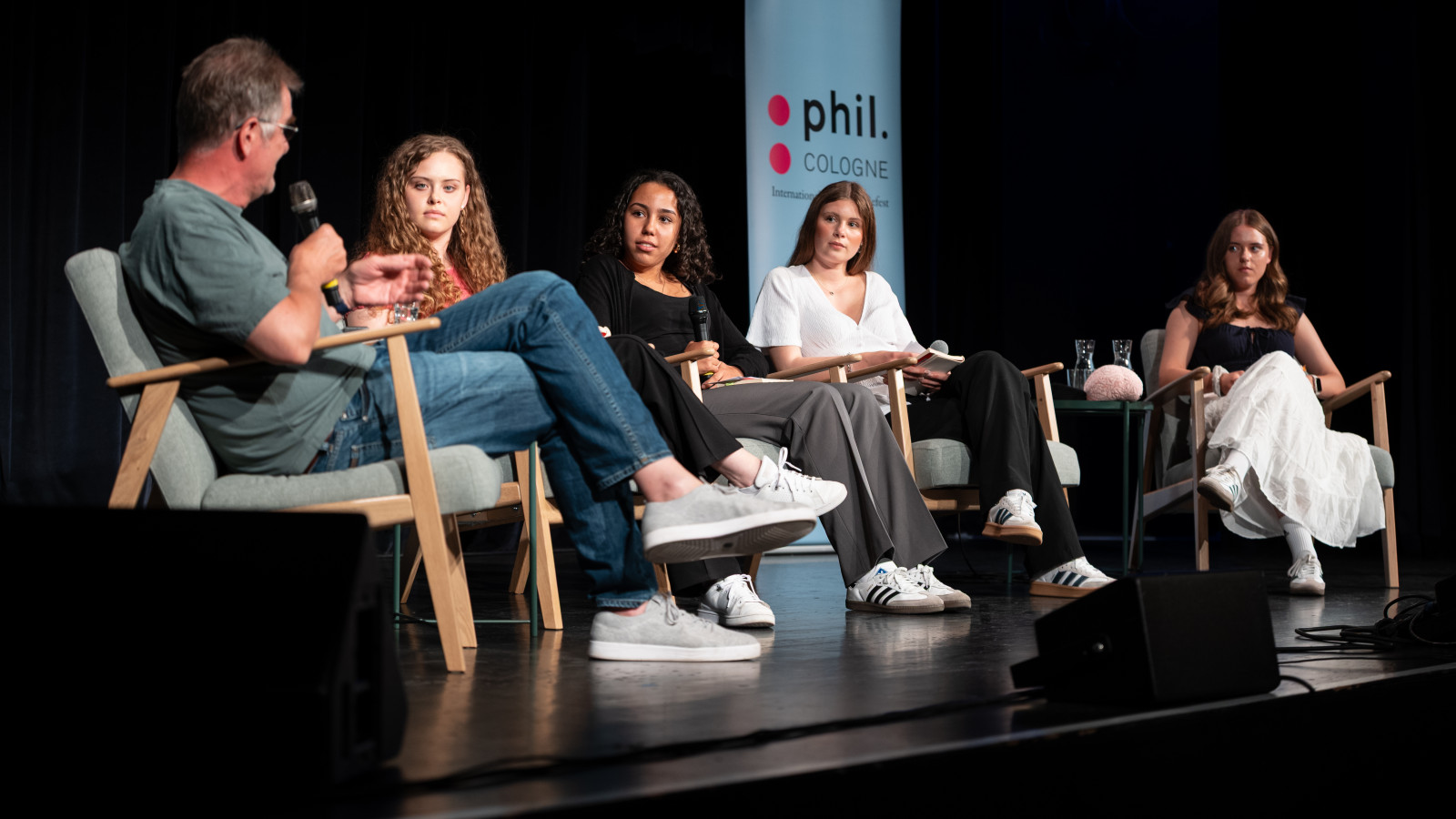 24.06. Klasse Denken: Die Demokratie und ich – was können Einzelne politisch bewirken? Mit Jürgen Wiebicke und Schülerinnen des Dietrich-Bonhoeffer-Gymnasiums Bergisch Gladbach ©Hieronymus Roenneper